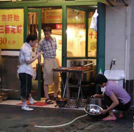 黑新闻：污水横流 小龙虾作坊环境甚忧