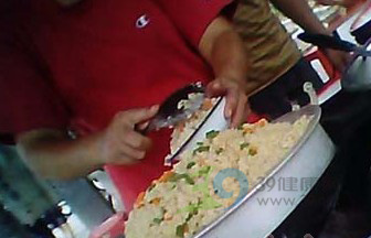 黑新闻：饭摊剩饭回锅再卖 抠完脚趾又端饭