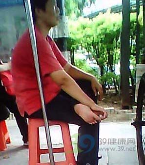 黑新闻：饭摊剩饭回锅再卖 抠完脚趾又端饭