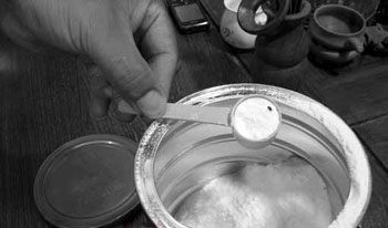 黑新闻：雀巢奶粉惊现老鼠屎模样黑色不明物