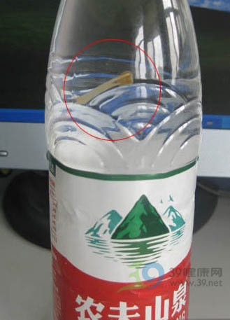 黑新闻：农夫山泉浮豆芽状异物 厂家不认账