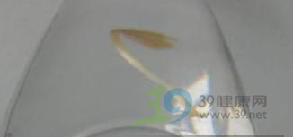 黑新闻：农夫山泉浮豆芽状异物 厂家不认账