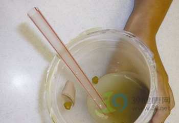 黑新闻：恶心！永和豆浆喝出使用过的创可贴