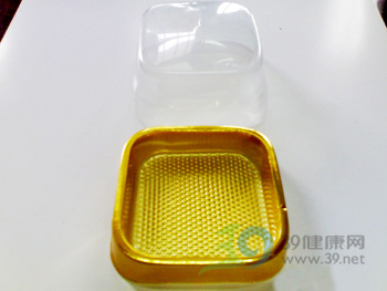 黑新闻：金色月饼托有毒！多为再生塑料制品