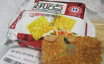 黑新闻：达利园好吃点饼干“镶嵌”死苍蝇