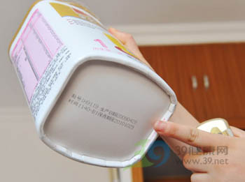 黑新闻：多美滋奶粉结块异味 宝宝腹胀如鼓