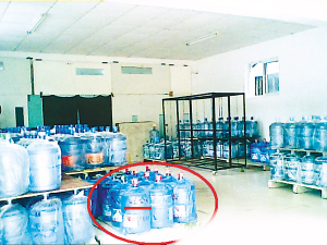 黑新闻：“名牌”桶装水伪造商标 灌装自来水