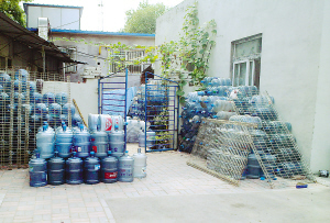 黑新闻：“名牌”桶装水伪造商标 灌装自来水