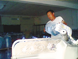 黑新闻：“名牌”桶装水伪造商标 灌装自来水