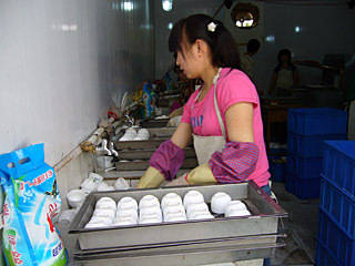 黑新闻：“一元餐饮具”消毒变下毒