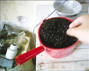 黑新闻：揭秘：化学整容塑料垃圾变白餐盒！