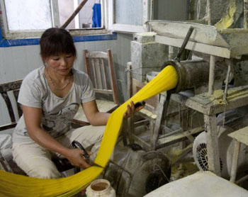 黑新闻：惊！黑作坊日产千斤“柠檬黄冷面”