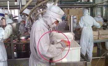 黑新闻：网友发图曝蒙牛车间卫生脏乱