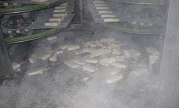 黑新闻：网友发图曝蒙牛车间卫生脏乱