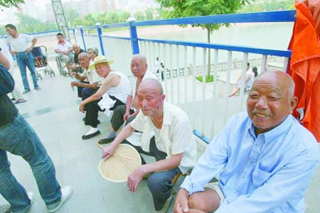 降压药广告10元钱雇来老人当“药托” 记者采访时遭遇阻挠