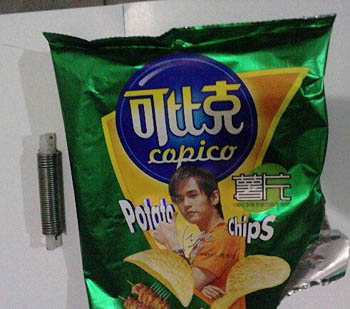 你敢不敢吃 可比克薯片暗藏弹簧