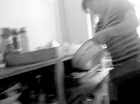 黑新闻：揭秘胎盘胶囊加工内幕 徒手灌制不消毒(图)