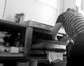 黑新闻：揭秘胎盘胶囊加工内幕 徒手灌制不消毒(图)