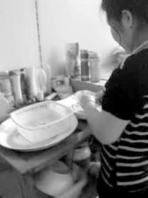 黑新闻：揭秘胎盘胶囊加工内幕 徒手灌制不消毒(图)