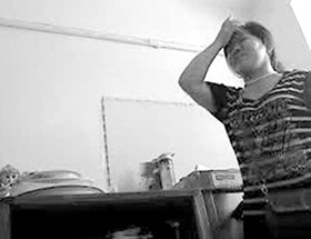 黑新闻：揭秘胎盘胶囊加工内幕 徒手灌制不消毒(图)