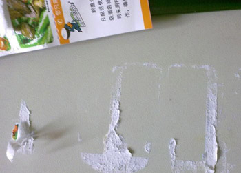 黑新闻：蒙牛粘力惊人 消费者质疑是胶水