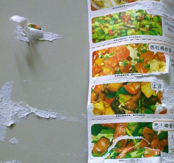 黑新闻：蒙牛粘力惊人 消费者质疑是胶水