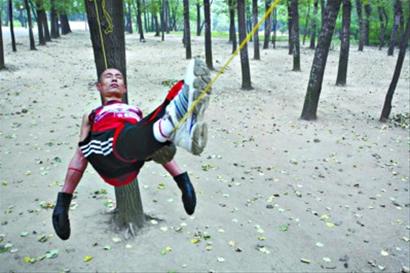 男版小龙女躺在绳上能睡7小时 欲获吉尼斯(图)