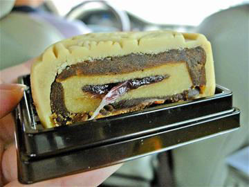 黑新闻：星巴克月饼馅里竟有塑料纸 商家赔偿