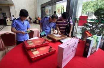 黑新闻：卖“山寨”月饼 送劣质水杯