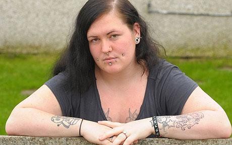 英国女脸钉20饰物求职 被要求戴纸袋面试