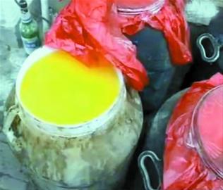 黑新闻：山东黑心作坊用鸡屁股炼食用油 含致癌物