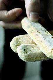 手指饼干保质期内发霉 公司称有质量问题(图)