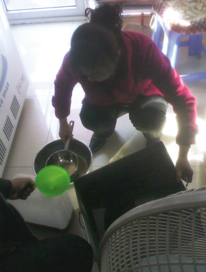 黑新闻:“卖旺”烤鸭店公然卖“毒鸭油”