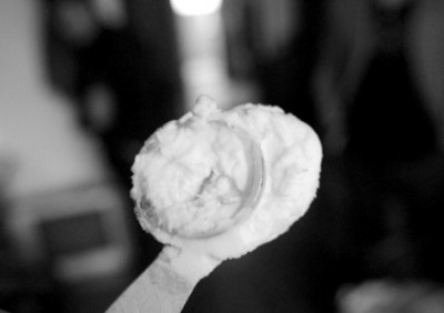 黑新闻:市民疑从雪糕里吃出避孕套