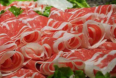 黑新闻：下脚料混肉炮制羊肉卷 零售价低于18元恐掺假