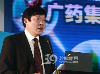 4个企业代表上台演讲致辞