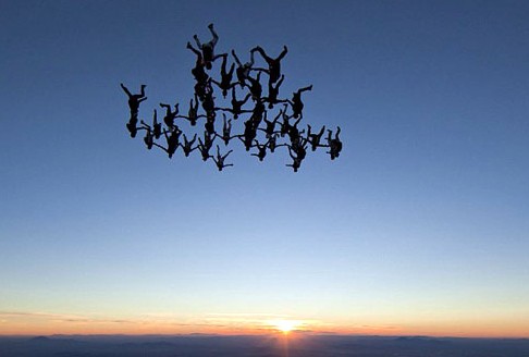 41妇女在美从5000米高空跳伞创纪录(图)