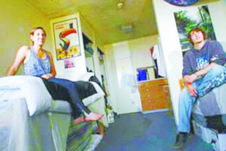 美国一所高校允许宿舍内男女生混住(组图)