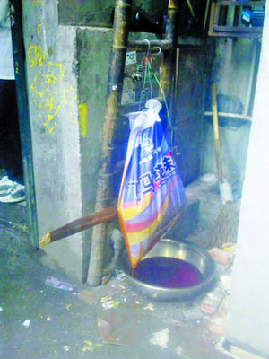 餐馆滤出菜品残油 重上餐桌遭曝光