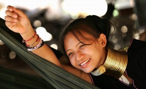 另类习俗 揭开神秘“长颈女人村”面纱