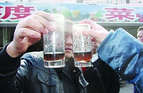 黑芝麻洗出黑水疑被染色 淘洗水好似酱油(图)