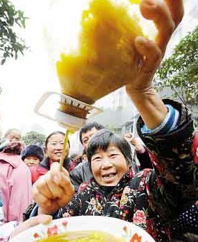 居民购散装菜油一夜变浆糊 老板用百元封口(图)