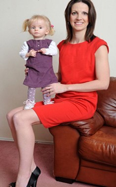 英国现实版拇指姑娘 2岁女孩身高仅65cm
