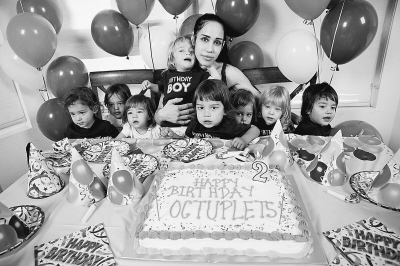 美国通过人工授精诞生的八胞胎两岁了