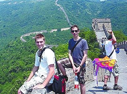 英国24岁小伙患绝症 背十几斤药袋环球旅行
