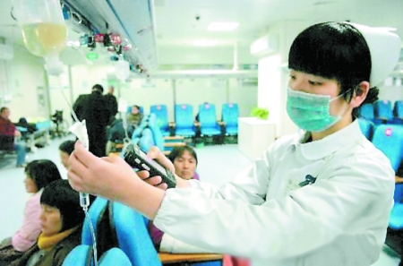 病人坐着输液要交3元 物价部门称“为保障服务”