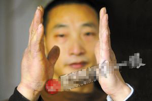 “铁砂掌”男52秒劈37砖 手掌厚如熊掌(图)