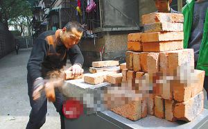 “铁砂掌”男52秒劈37砖 手掌厚如熊掌(图)