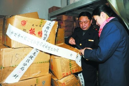 重庆沃尔玛超市被曝将过期板鸭油炸后再销售