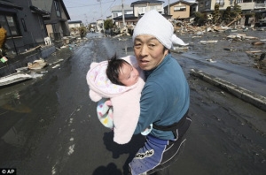 日本地震中4月大女婴被困3天奇迹生还(图)